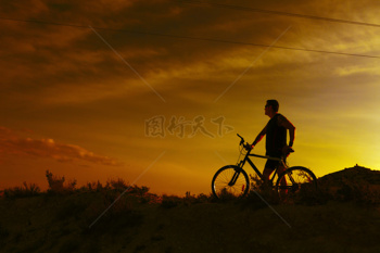 黄昏夕阳一人一车骑行越野健身