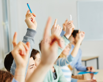 教室里学生们正积极举手发言